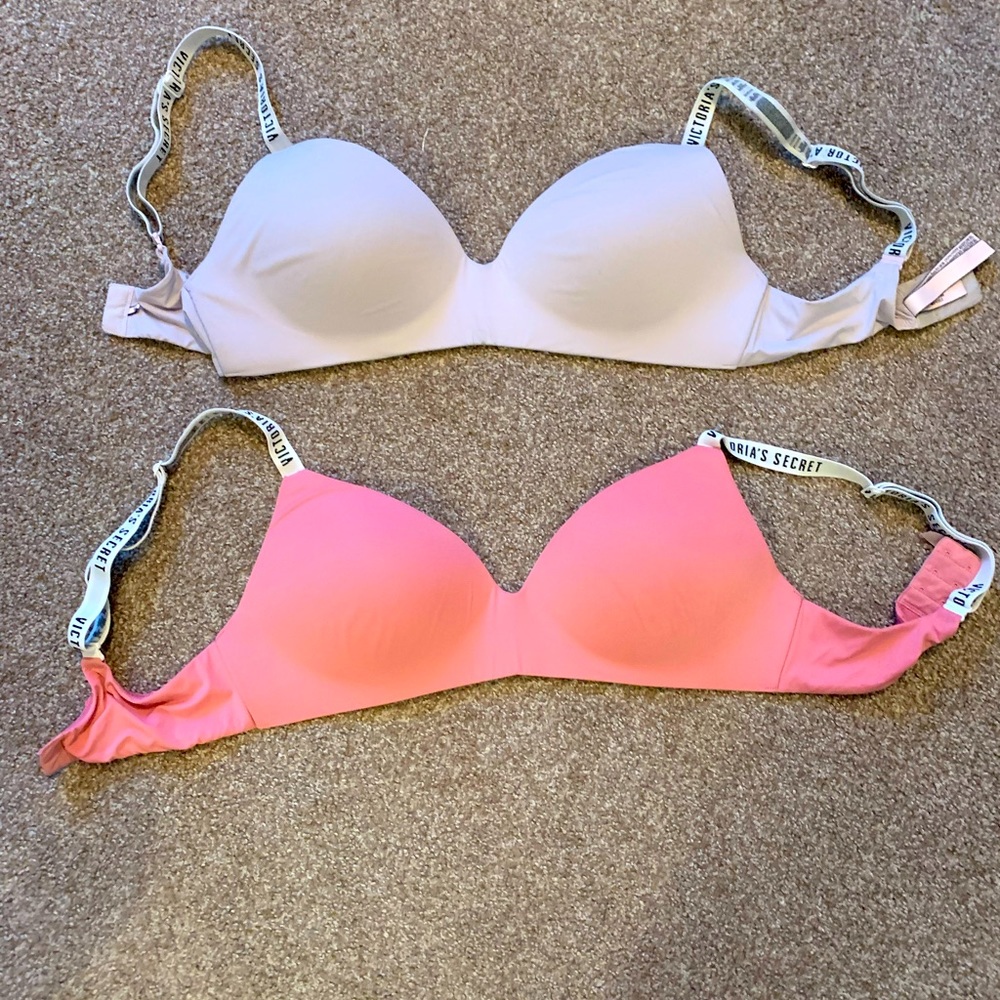 2 Victoria’s Secret Wireless Lightly Lined Bras